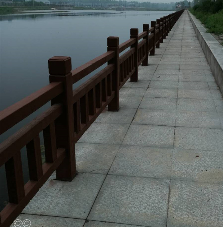 南陵河堤边仿木护栏